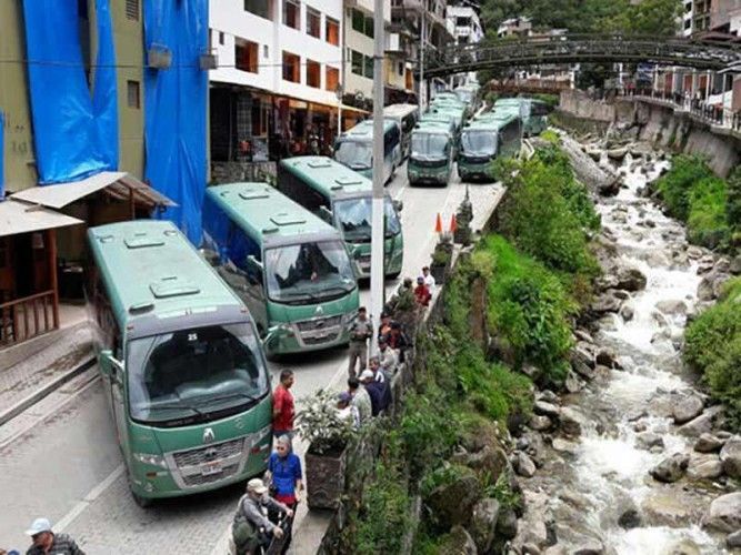 Road block on the only access road to Machu Picchu to protest against the introduction of a new bus company; photo: La Republica