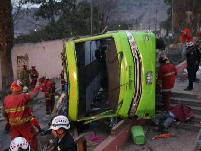 Green Bus accident leaves 9 dead and over 30 injured; photo: Andina