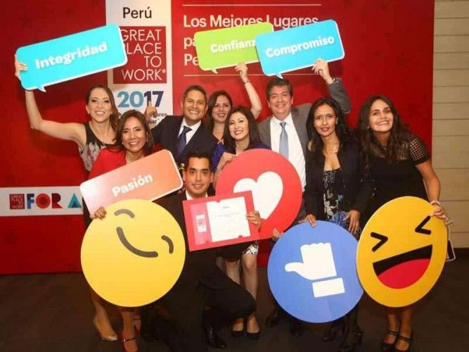 Employees of Atento celebrate for being on the &quot;50 Best Places to Work in Peru 2017&quot; list; photo: publimetro
