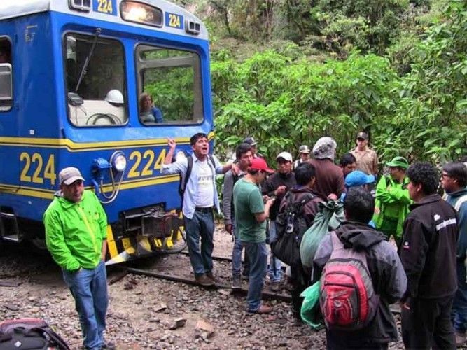 Protesters block a train that connects Cusco with Peru&#039;s main attraction Machu Picchu; photo: rpp