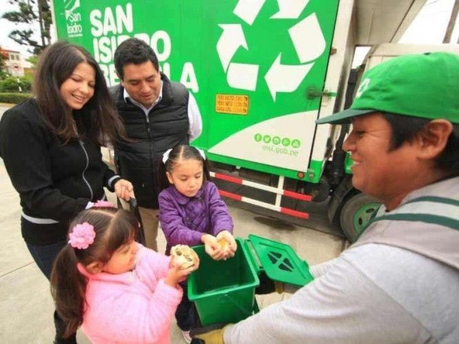 The municipality of San Isidro in Lima launches a composting pilot project collecting organic waste and transforming it into valuable compost; photo: Municipality San Isidro