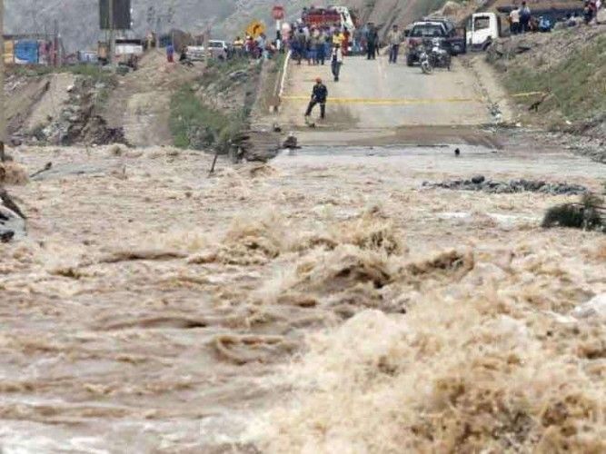 Numerous rivers in Peru overflowed their banks flooding main traffic arteries such as the Pan American Highway and the Central Highway; photo: Peru21
