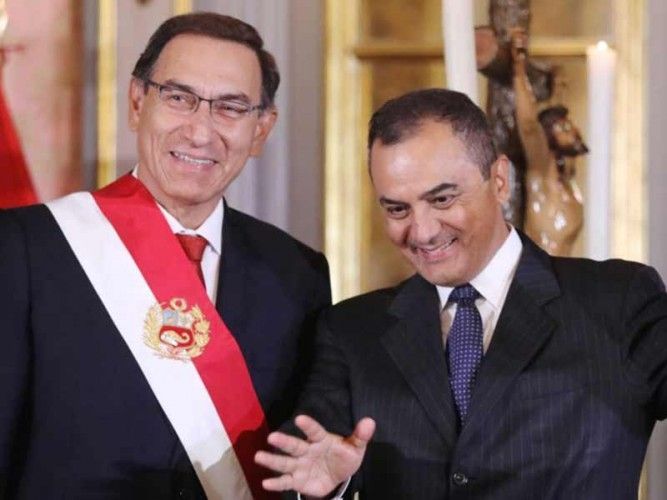 Peruvian President Martin Vizcarra (on the left) with his new Minister of Finance and Economy Carlos Oliva