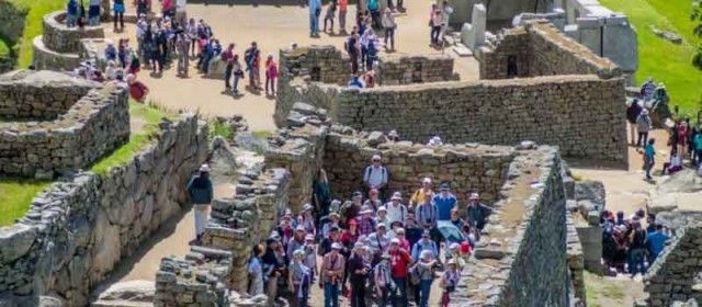 How many travelers visited Peru in 2018?